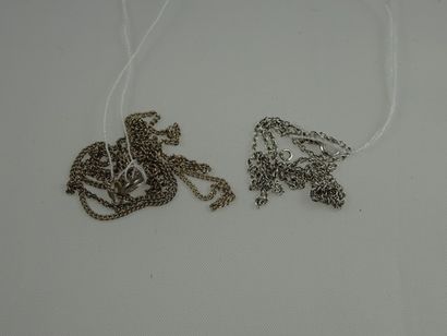 Deux chaines de cou.

Dont une en or gris...