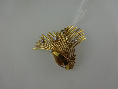 Broche gerbe en or jaune (750) ornée de pierres...