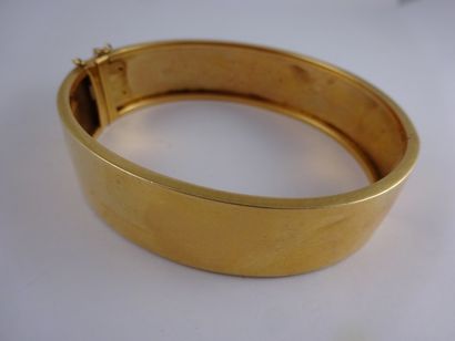 Bracelet rigide ouvrant en or jaune (750)....