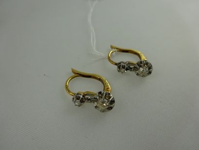 Paire de dormeuses en or jaune (750) et platine...