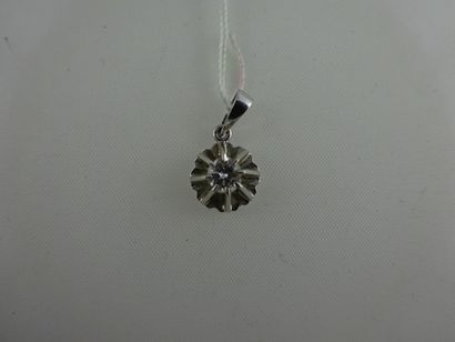 Pendentif en or gris (750) ornée d'un petit...