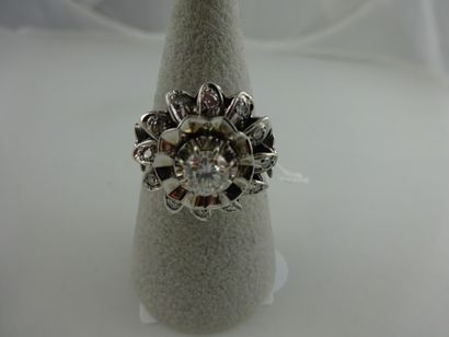 Bague en or gris (750) de forme fleur ornée...