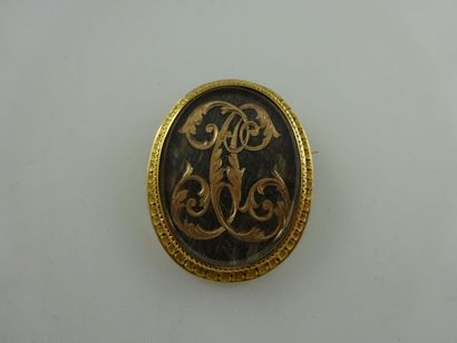Broche en or jaune (750) ovale à fond de...