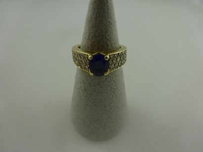 Bague en or jaune (750) sertie d'un saphir...