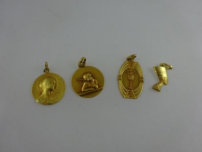Lot de quatre médailles religieuses en or...