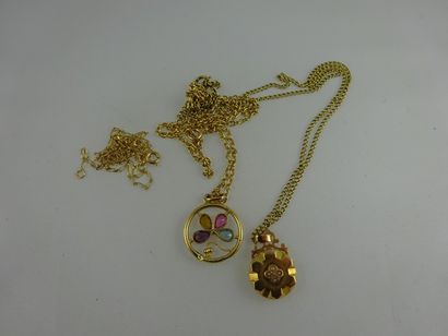 Lot de trois chaînes et deux pendentifs en...