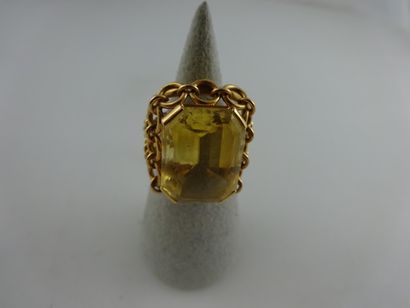 Bague en or jaune (750) à monture ajourée...