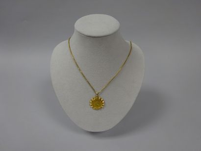 Chaine de cou en or jaune (750) et un pendentif...