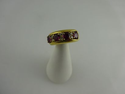 Bague en or jaune (750) ornée de quatre rubis...