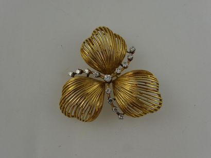 Broche en or jaune (750) en forme de trèfle,...