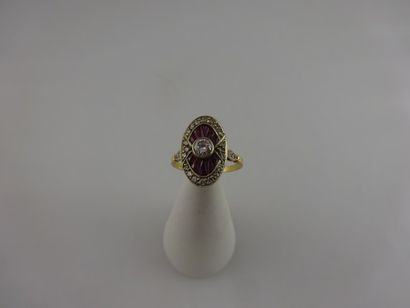 Bague ovale en or jaune et gris (750) centrée...