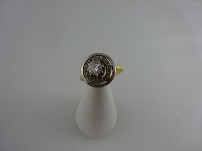 Bague en or jaune et gris (750) à motif circulaire...