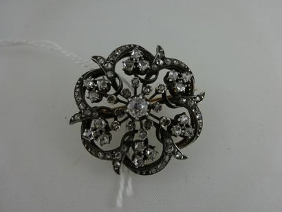 Broche rosace en or jaune et gris (750) ornée...