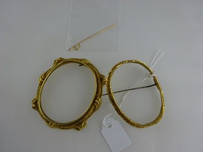 Débris de monture de broche en or jaune (585).

Poids...