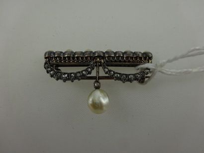 Broche ligne en or rose (750) et argent (925)...
