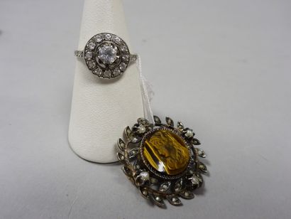 Lot comprenant: 

- Une broche en argent...