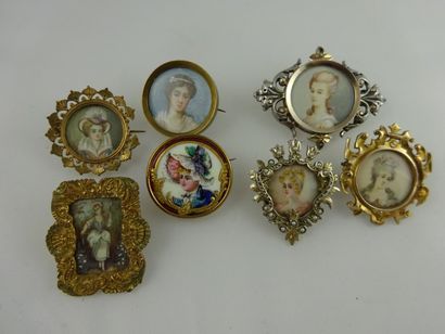 Lot de petites broches miniatures dont trois...
