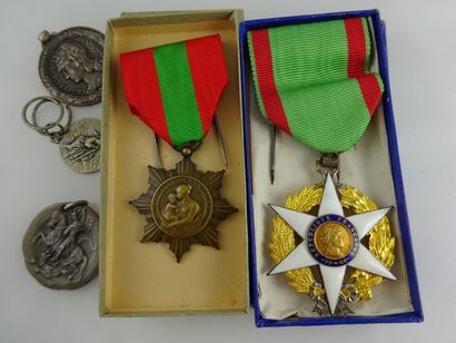 Deux décorations en métal :

- Famille française.

-...
