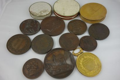 Lot de 14 médailles commémoratives en bronze...