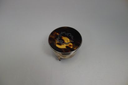 Boîte à piètement tripode en argent (925)....