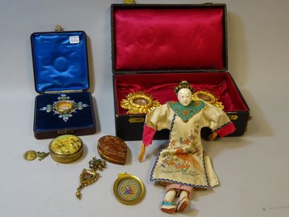 Lot d'objets divers dont boîtes, reliquaires,...