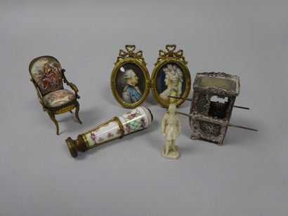 Lot d'objets de vitrine :

- Petit cadre...