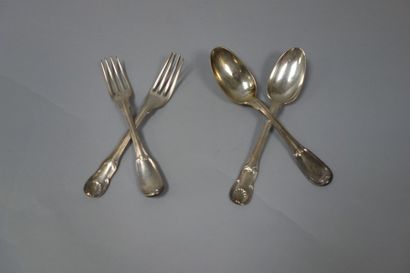 Deux couverts de table en argent :

- un...