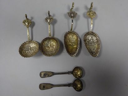 Lot de six cuillers modèles variés en argent...