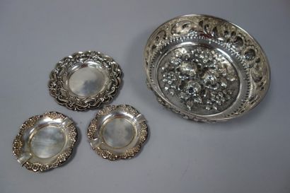Lot argent (min 800) : 
- Deux coupelles...