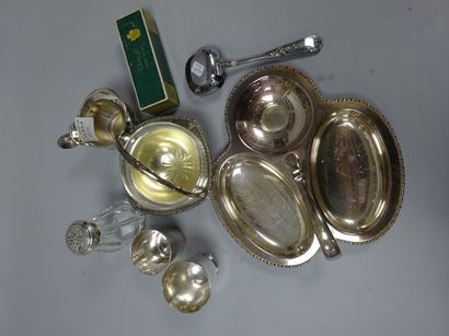 Lot comprenant: 

- Une timbale en argent...