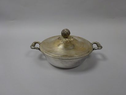 Légumier couvert de forme circulaire en argent...