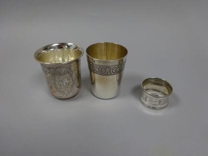 Lot comprenant: 

- Deux timbales en argent...
