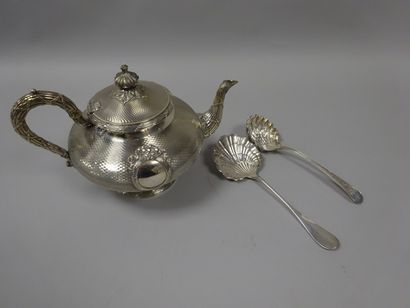 Lot comprenant: 

- Théière en argent (925)...
