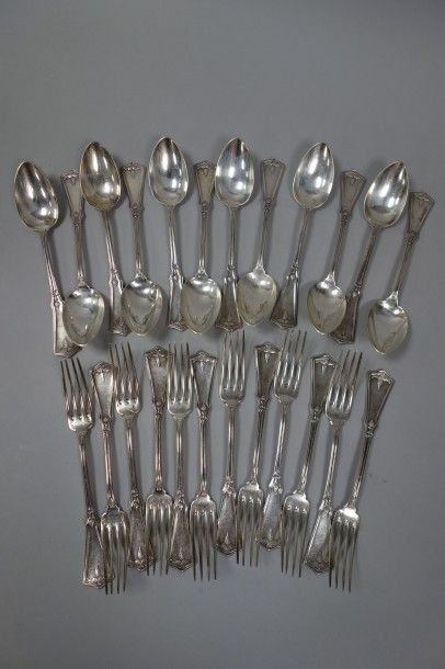 F. NICOUD
Douze couverts à entremets en argent...