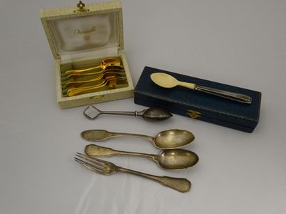 Lot comprenant:
- 6 cuillers à moka en métal...
