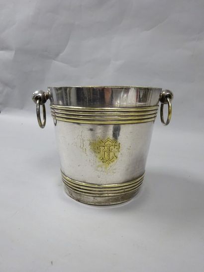 Seau à champagne en métal argenté monogrammé...