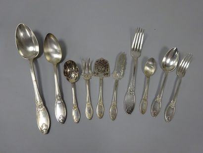 Partie de ménagère en métal argenté comprenant:

-...