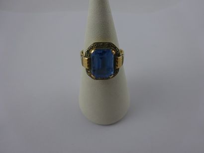 Bague monture en or jaune (750) ornée d'une...