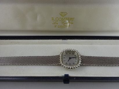 KODY
Montre bracelet de dame en or gris (750).

Cadran...