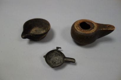 Trois lampes à huile:

- Lampe phénicienne...