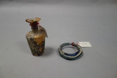 Ensemble comprenant :

- une petite bouteille...