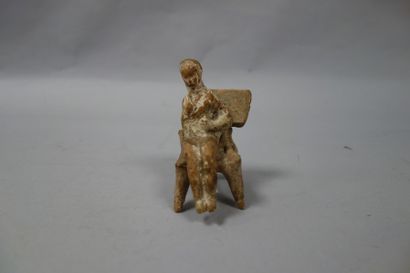 Groupe en terre cuite avec reste d'engobe,...