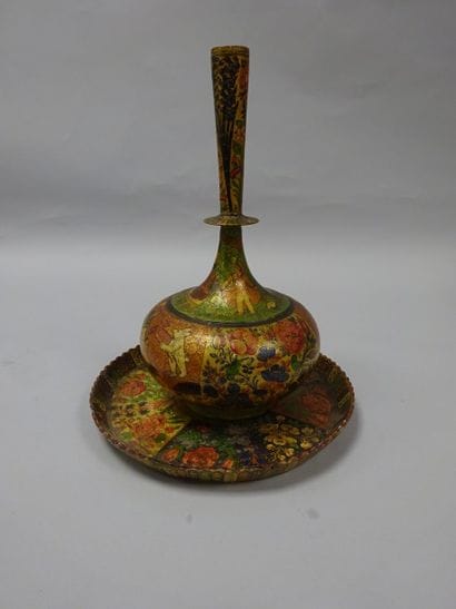 Vase soliflore à panse boule, long col bagué...