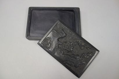 Boîte à encre en pierre noire à décor sculpté...