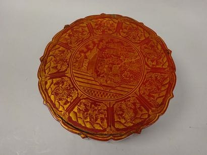 Boîte de forme polylobée en laque rouge et...