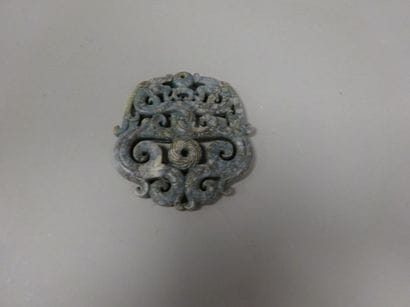 CHINE

Pendentif en jadéite sculpté à décor...