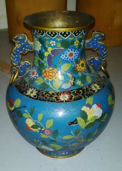 CHINE

Vase en laiton à décor en émail cloisonné...