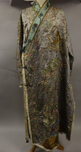 Robe d'intérieur en soie brodée de fils métalliques...