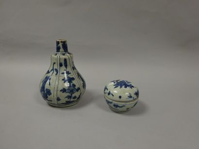 CHINE

Vase priforme et petite boite circulaire...
