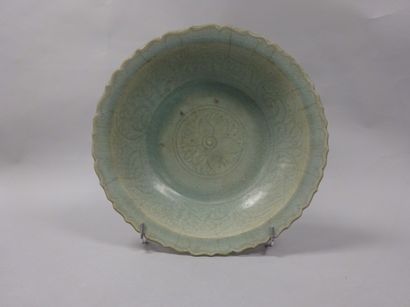 CHINE

Plat creux en grès émaillé céladon...